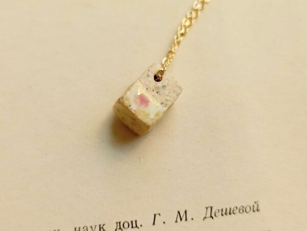 colour-sotted diffuser cube necklace