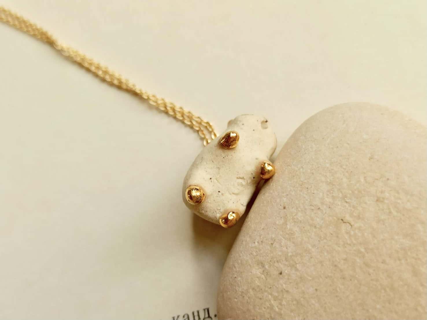 colour fatty cat ceramic diffuser necklace-1